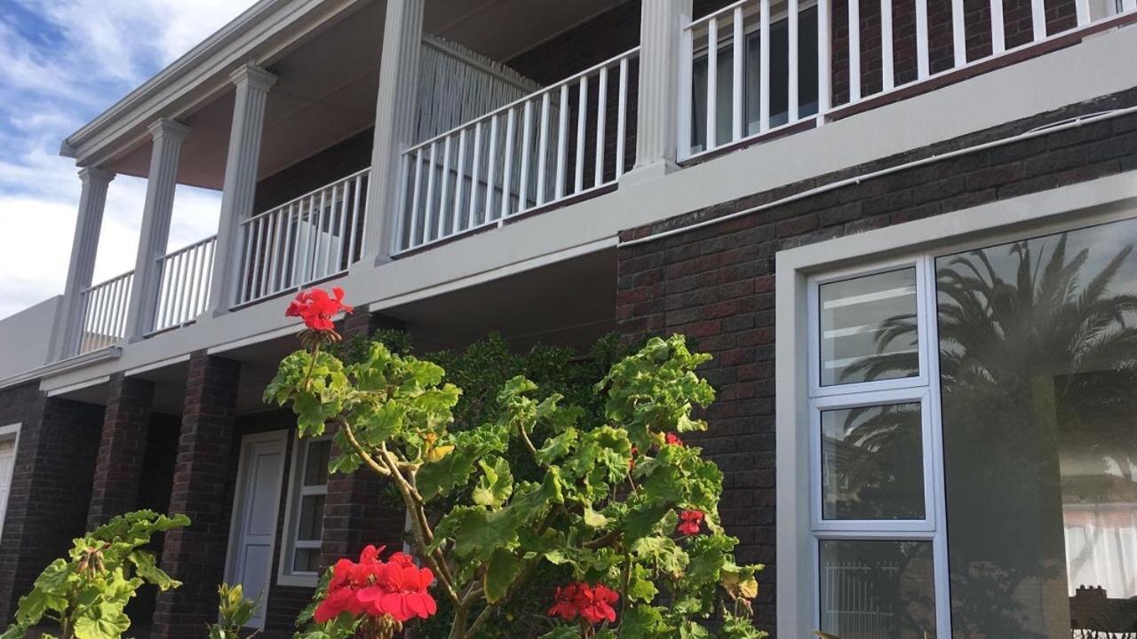 Sunset Beach Living Guesthouse Cape Town Dış mekan fotoğraf
