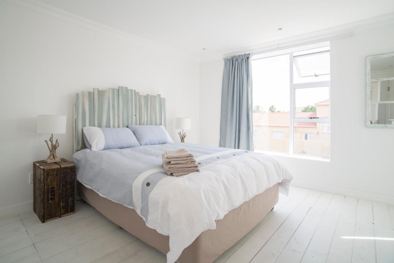 Sunset Beach Living Guesthouse Cape Town Dış mekan fotoğraf