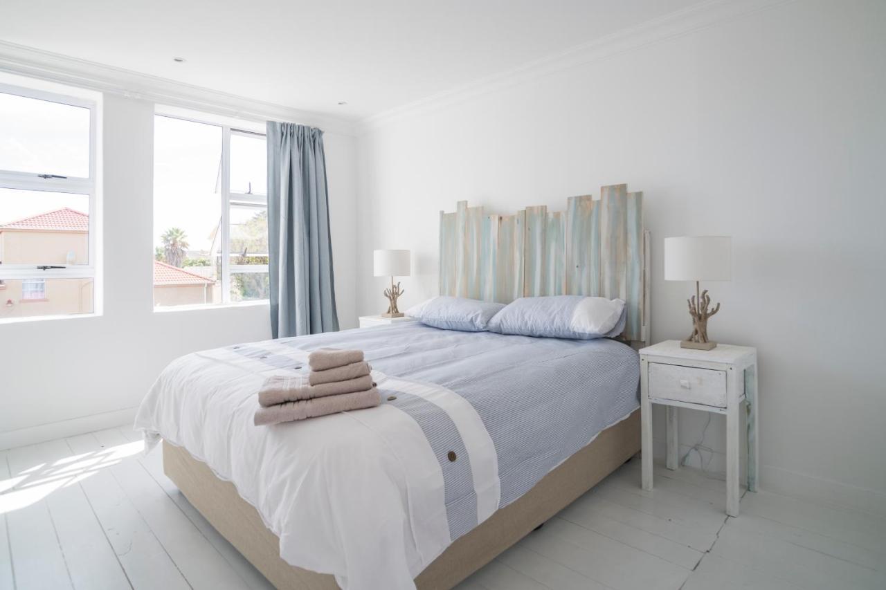 Sunset Beach Living Guesthouse Cape Town Dış mekan fotoğraf