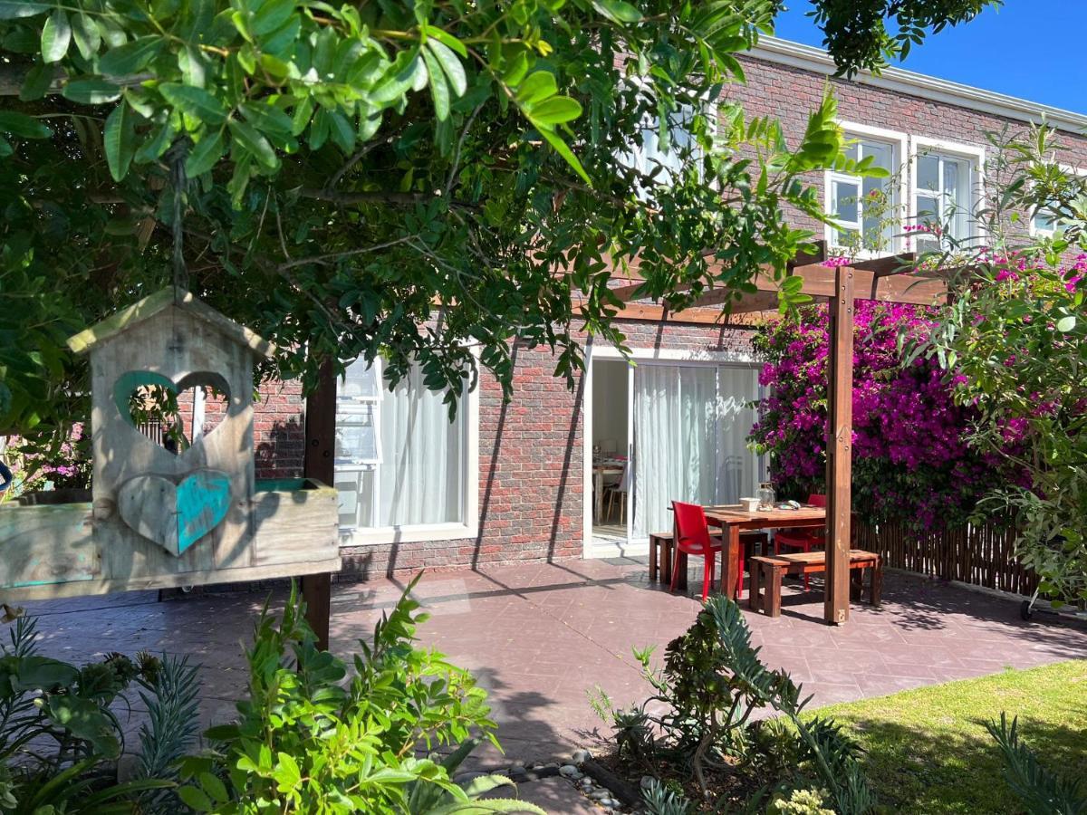 Sunset Beach Living Guesthouse Cape Town Dış mekan fotoğraf